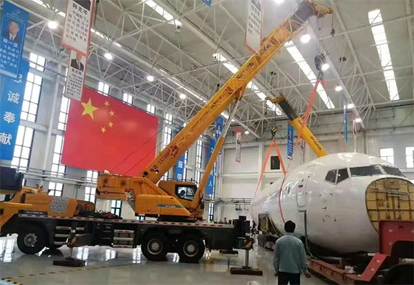 上柴動力9DF發動機與徐工25噸起重機完美搭檔吊起&ldquo;大飛機&rdquo;